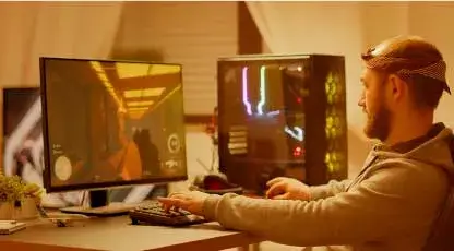 Una mujer joven escucha música y navega en su portatil con el Plan Novice Defense para trabajar